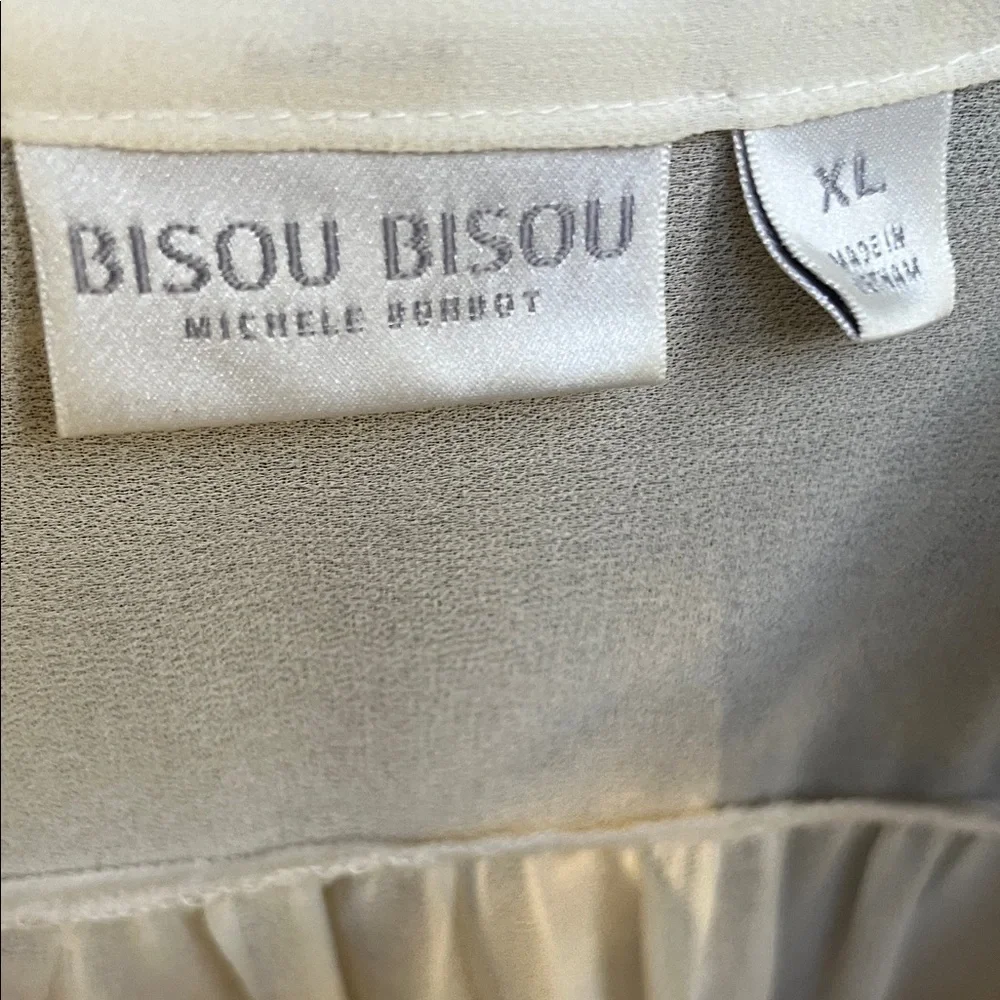 Elegant White Ruffled Blouse - Picture 3 of 11